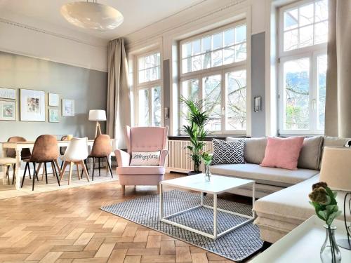 Charysma Jugendstil trifft Moderne Schlafzimmer mit Smart TV Tischfussball Darts Parkplatz — 4-Star Luxury Hotel in Hameln, Germany