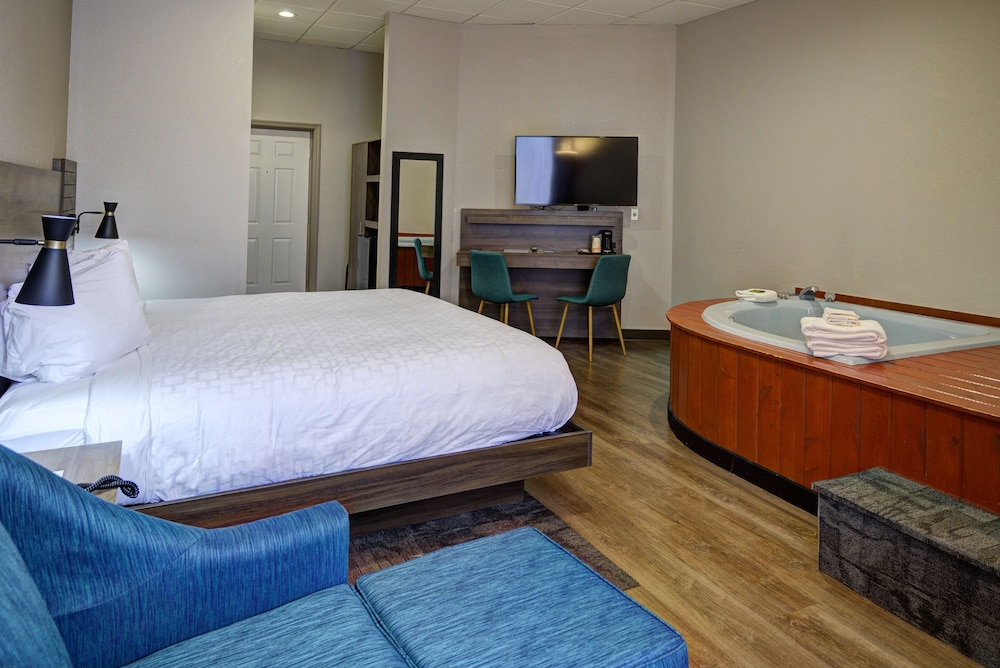 Clarion Pointe Downtown Gatlinburg - photo 8