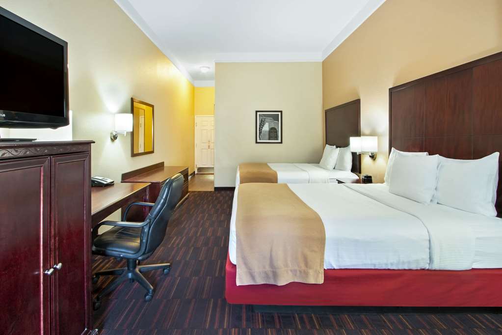La Quinta Inn & Suites by Wyndham Albuquerque Midtown - photo 26