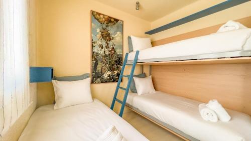 Villa with pool and private dock — 4-Star Luxury Hotel in Empuriabrava, Spain