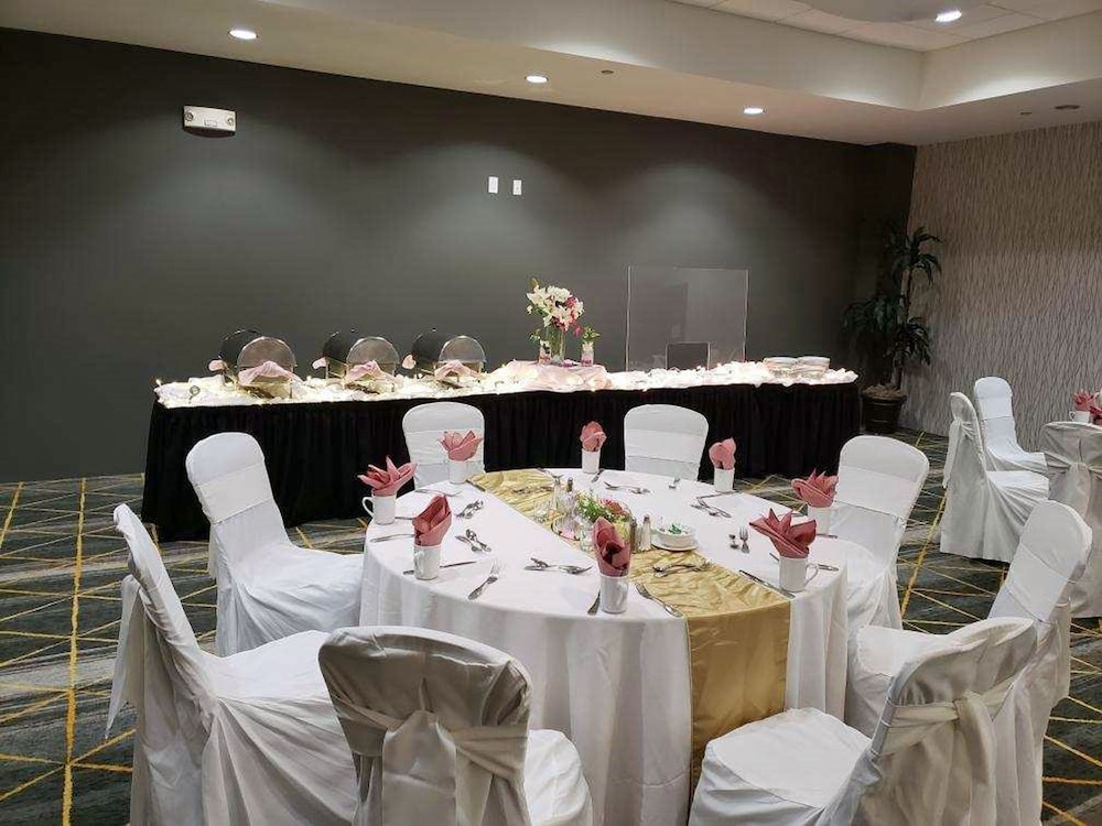 Holiday Inn Hotel & Suites Phoenix Airport By Ihg - photo 42