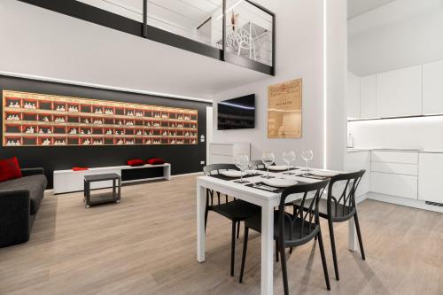 Modern Quiet Super Central Luxury Apartment — 4-Star Luxury Hotel in Milan, Italy