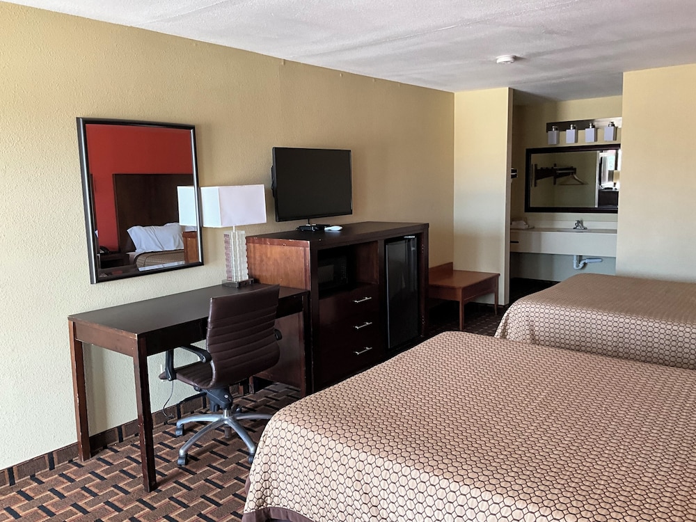 Executive Inn & Suites - photo 16