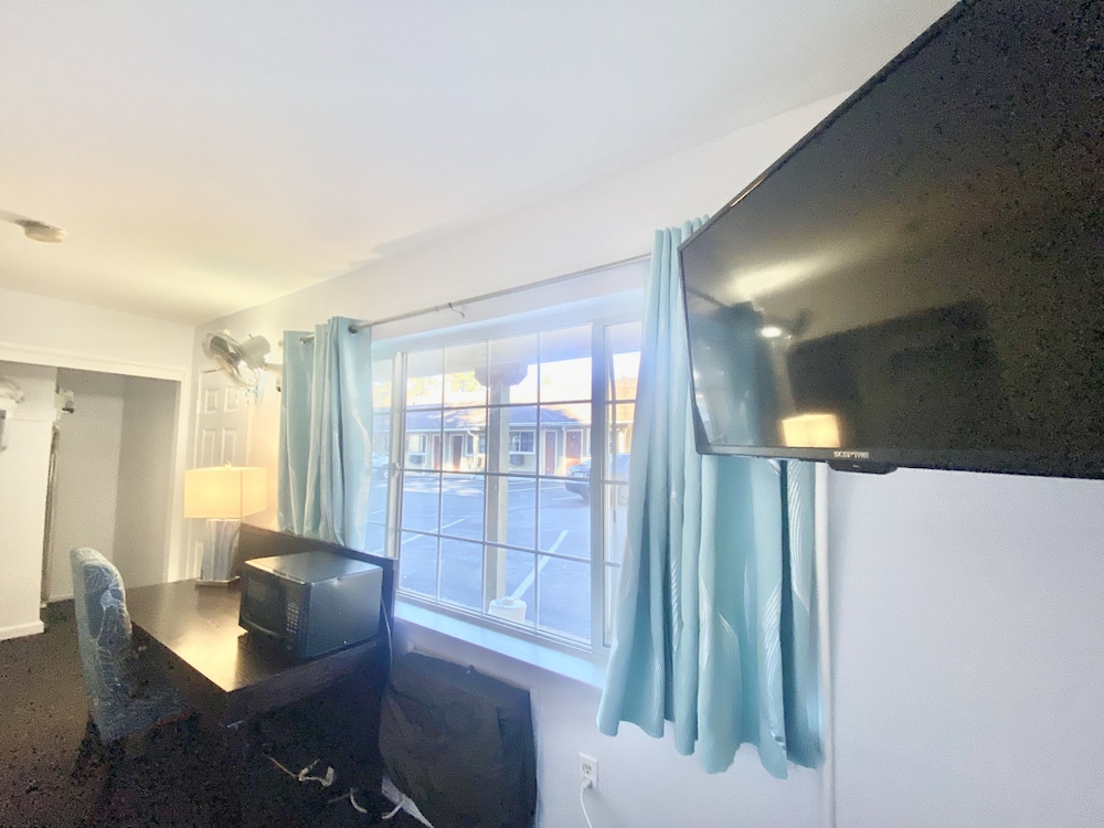 Bluebird Day Inn & Suites - photo 16
