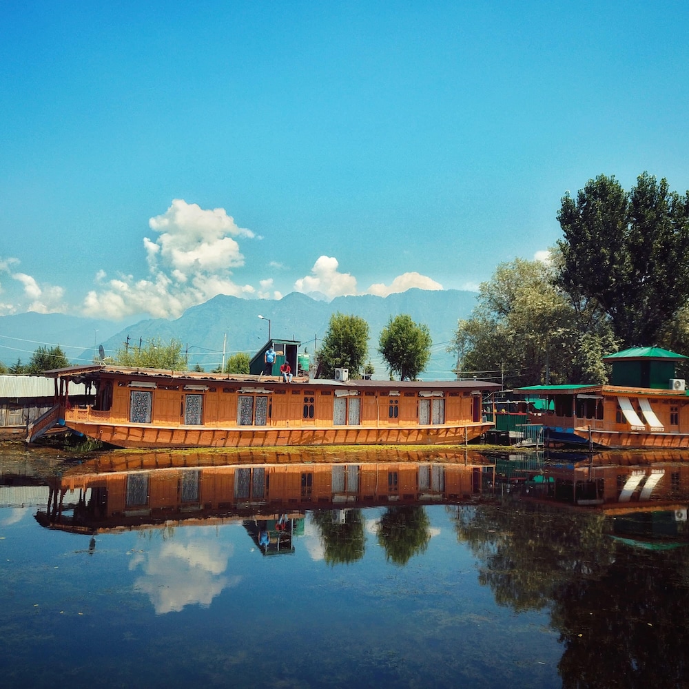 Dilshad Houseboats — 4-Star Luxury Hotel in Srinagar, India