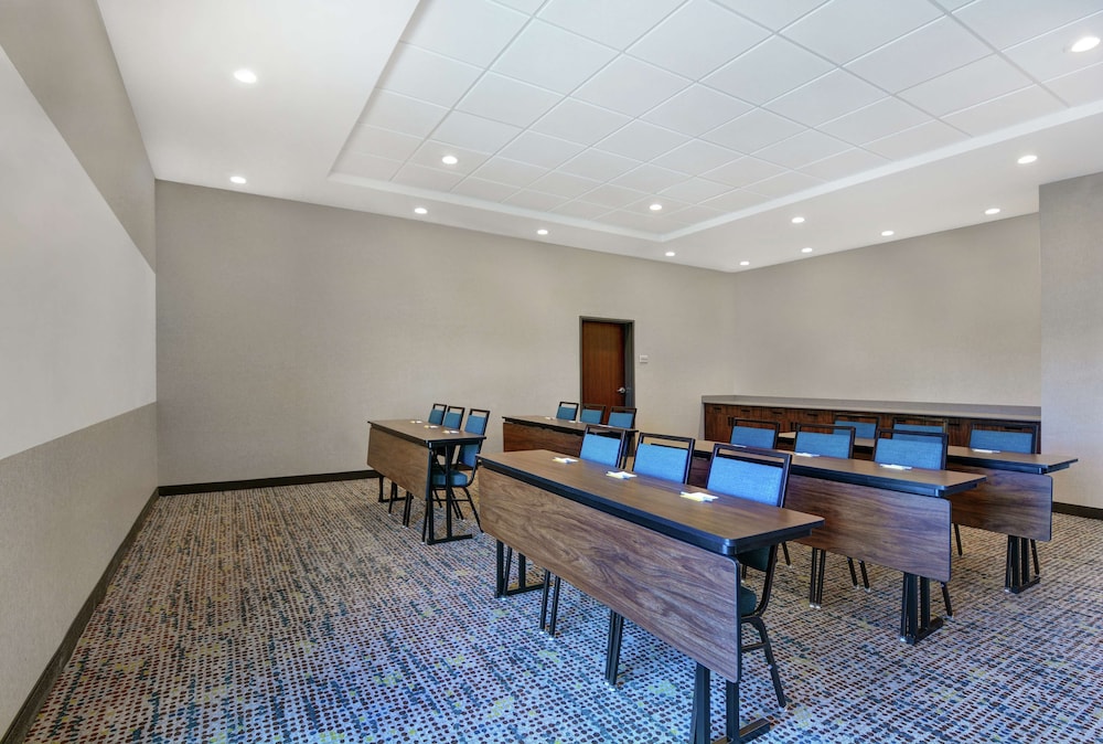 Hampton Inn & Suites Middleburg - photo 42