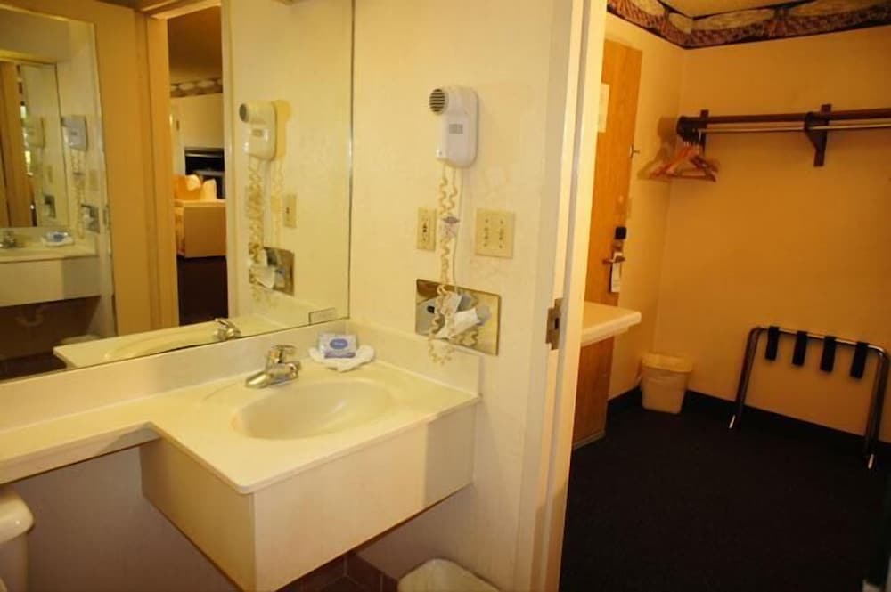 Lincoln Inn Express Hotel and Suites - photo 21
