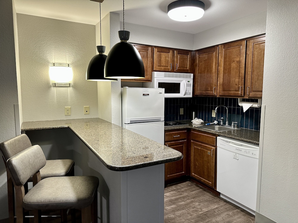 Staybridge Suites Milwaukee West Oconomowoc by IHG - photo 41
