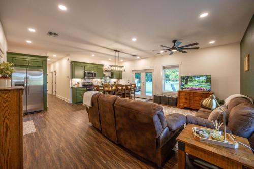Brazos River Escape Hot Tub Indoor Pickleball Firepit Fishing Kayaking Nature Trail — Waco