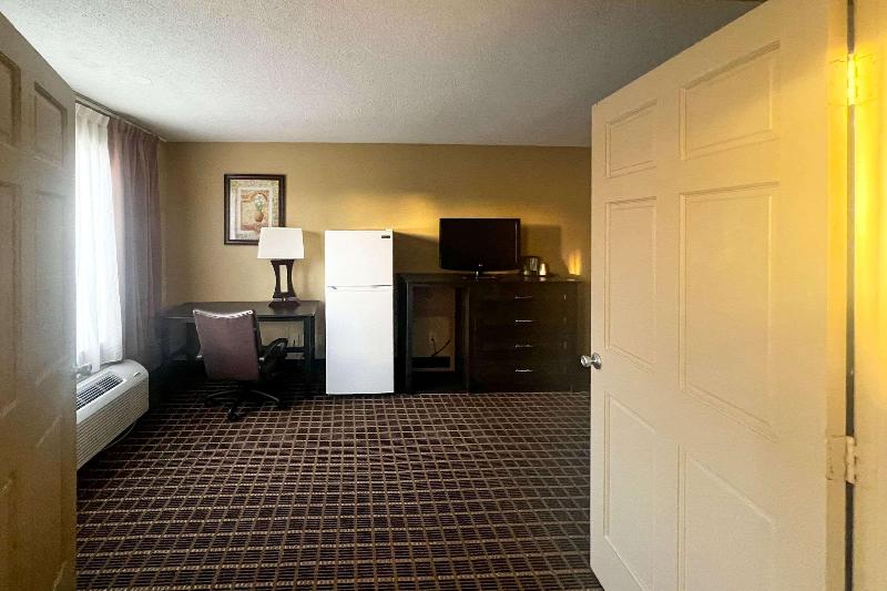 Days Inn by Wyndham Muskegon - photo 39