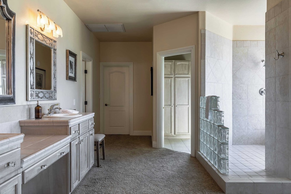 Sleeps 20 Vineyard Estate w Resort Pool Spa Game Room Wilson Creek Manor by AvantStay - photo 19