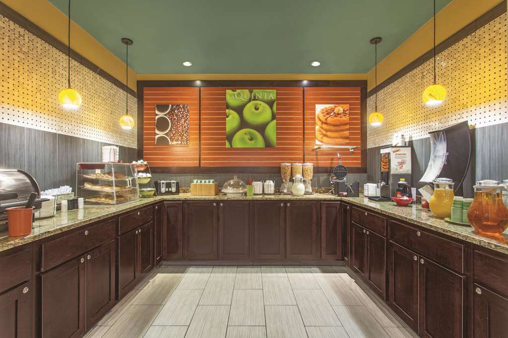 La Quinta Inn & Suites by Wyndham Elizabethtown - photo 22