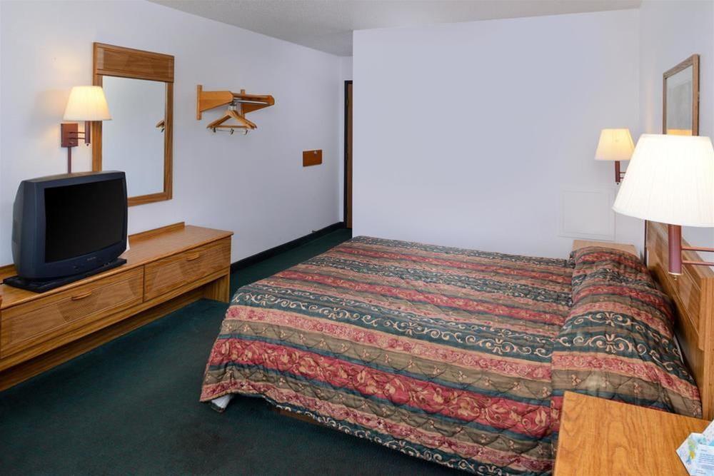 Americas Best Value Inn Walcott Davenport - photo 9