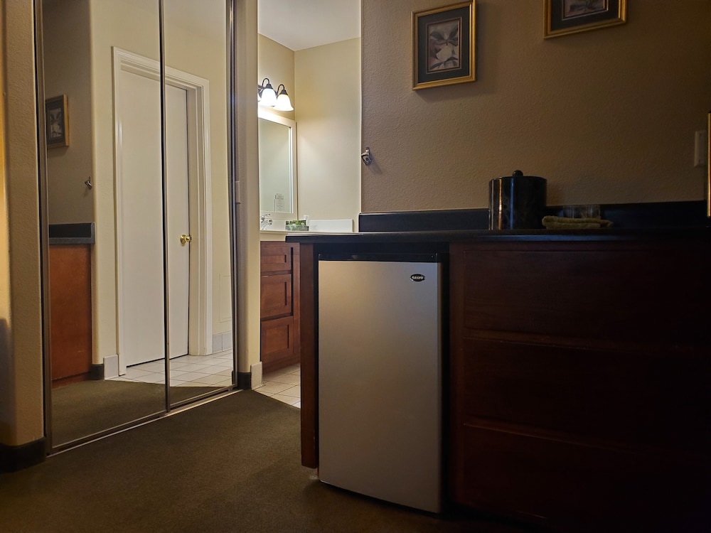 Redwood Garden Inn - photo 8