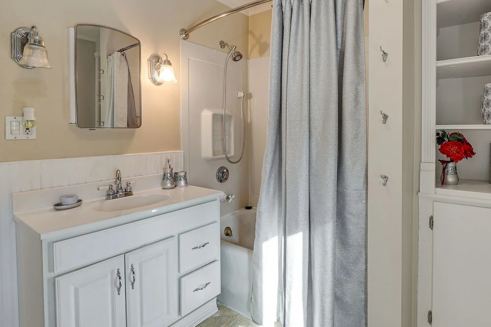 Charming Connecticut Retreat Near Museums & Hiking in Waterbury, United States