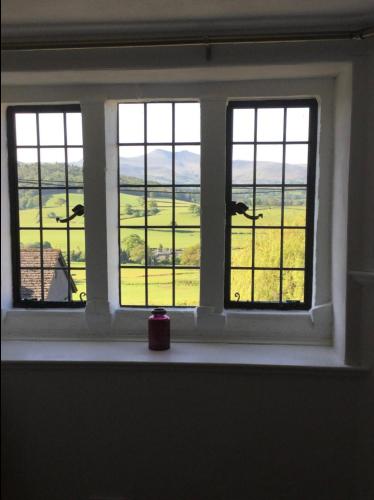 Cosy Arts & Crafts Cottage with stunning views — 4-Star Luxury Hotel in Brecon, United Kingdom