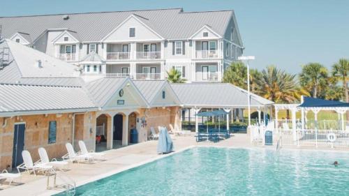 Enjoy mini golf arcade games and pools with Family in 2BD Orlando condo — 4-Star Luxury Hotel in Davenport, United States