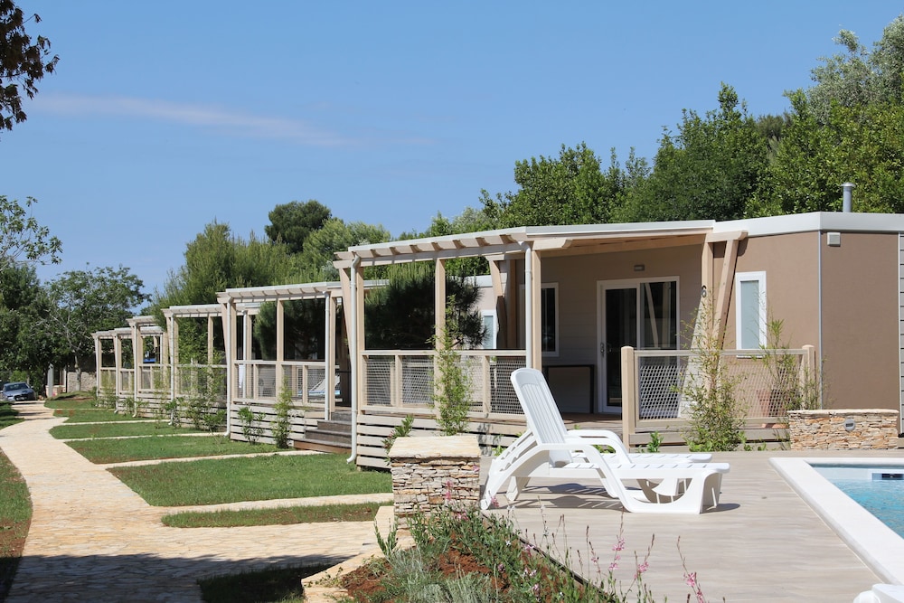 Mobile Homes Peskera — 4-Star Luxury Hotel in Medulin, Croatia