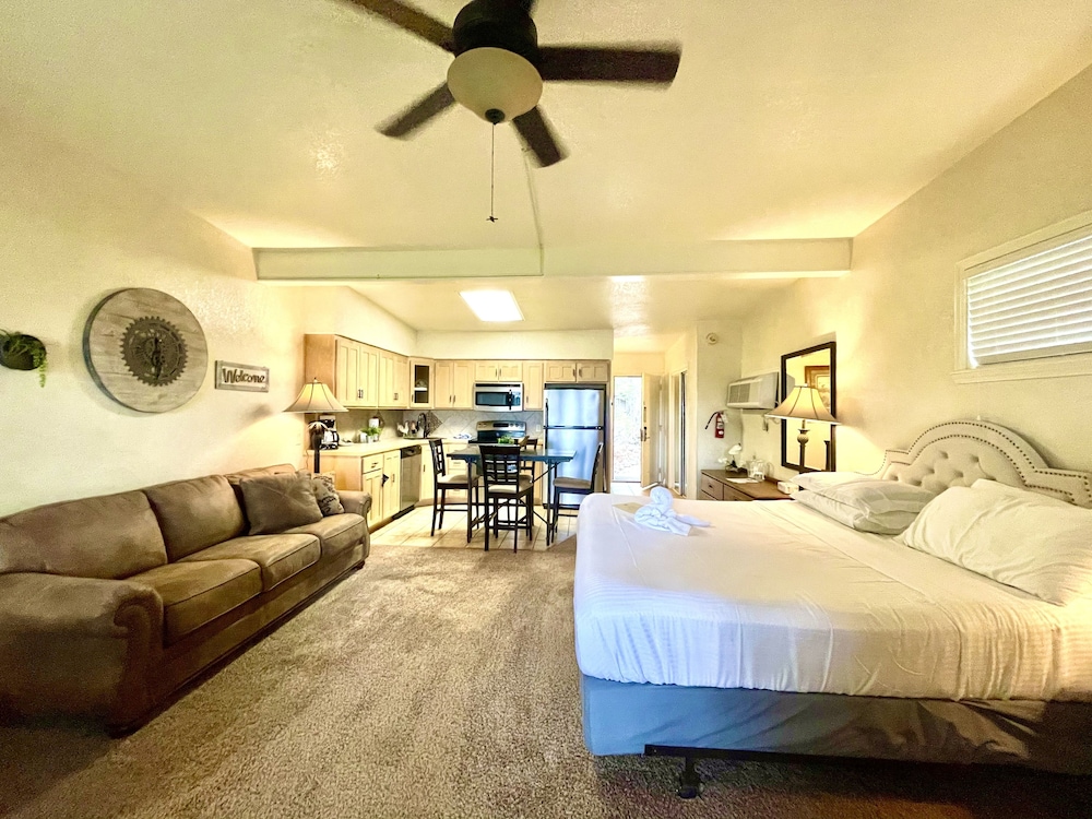 Lake view King Studio with full kitchen deck overlooking Lake Ouachita king bed and queen sleeper sofa by RedAwning — hotel in Mount Ida