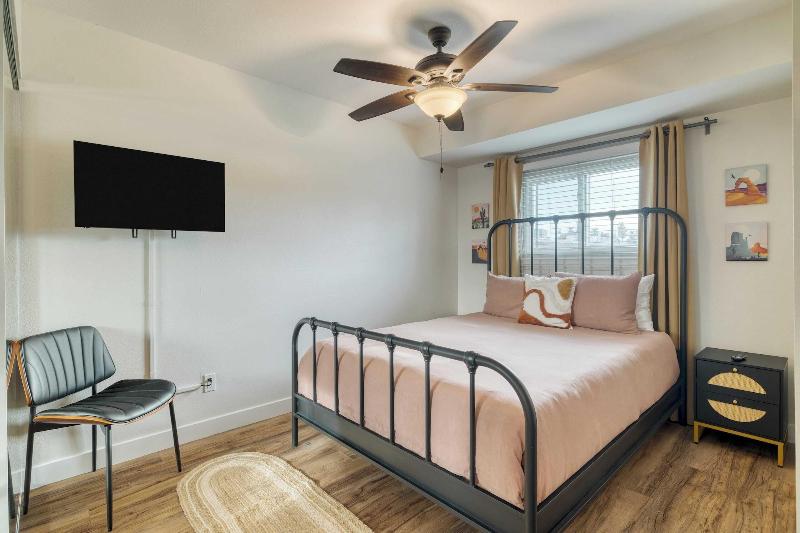 Old Town Treasure By Avantstay Central Location - photo 25