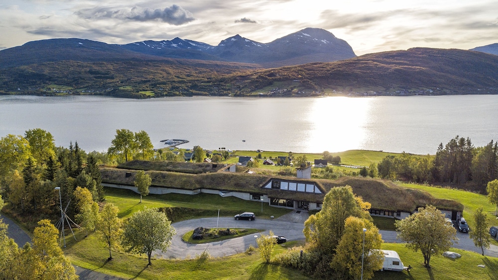 Fjellkysten - carbon neutral hotel in Tennevoll
