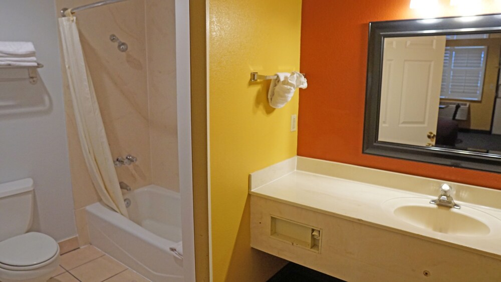 Travel Plaza Inn - photo 36