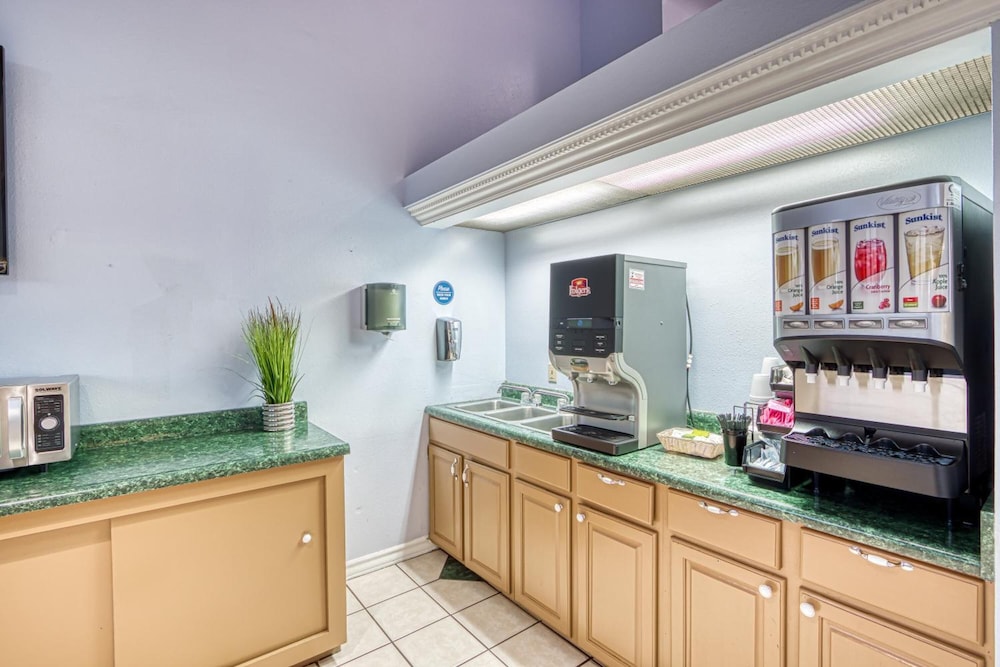 Americas Hotel El Paso Medical Center - photo 18