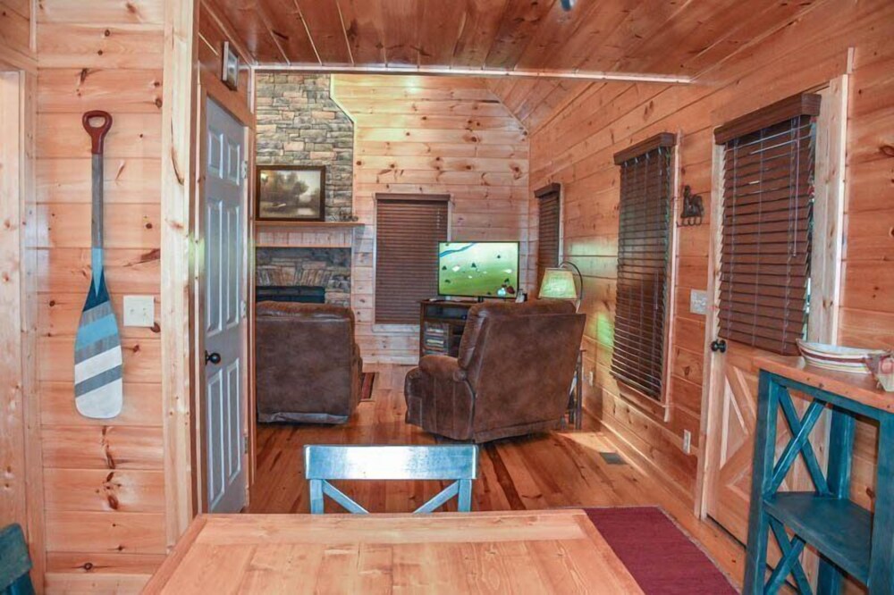 Harleys River Retreat Charming Cabin in Coosawattee River Resort Hot tub Ellijay - photo 5