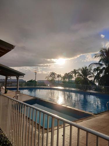 Studio piscine La Marina Le Gosier Guadeloupe — 4-Star Luxury Hotel in Le Gosier, Guadeloupe