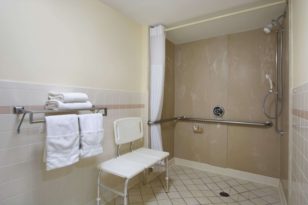 Days Inn by Wyndham Longview South - photo 13