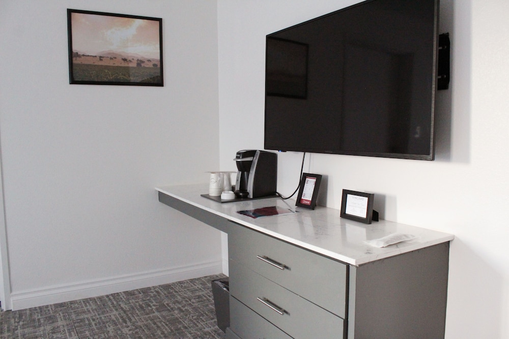 Vinland Hotel and Lounge - photo 31