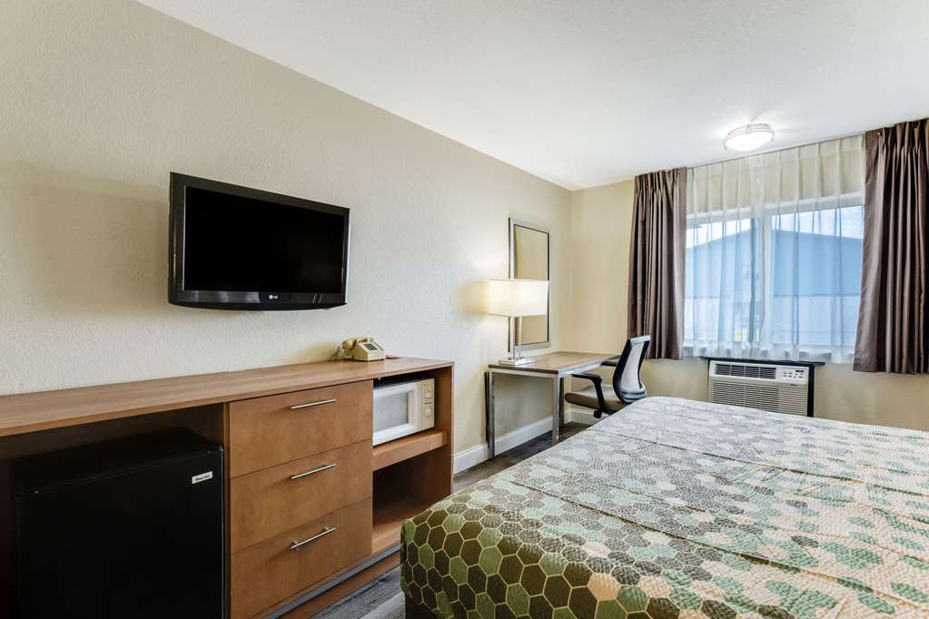 Econo Lodge Madison East - photo 17