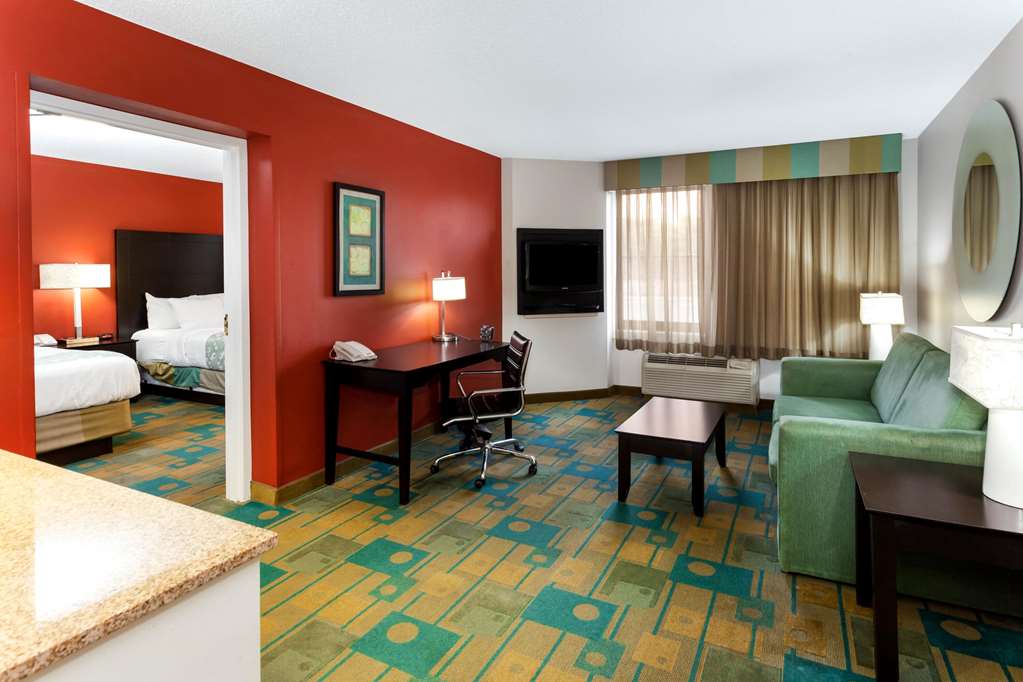 La Quinta Inn & Suites by Wyndham Milwaukee Bayshore Area - photo 21