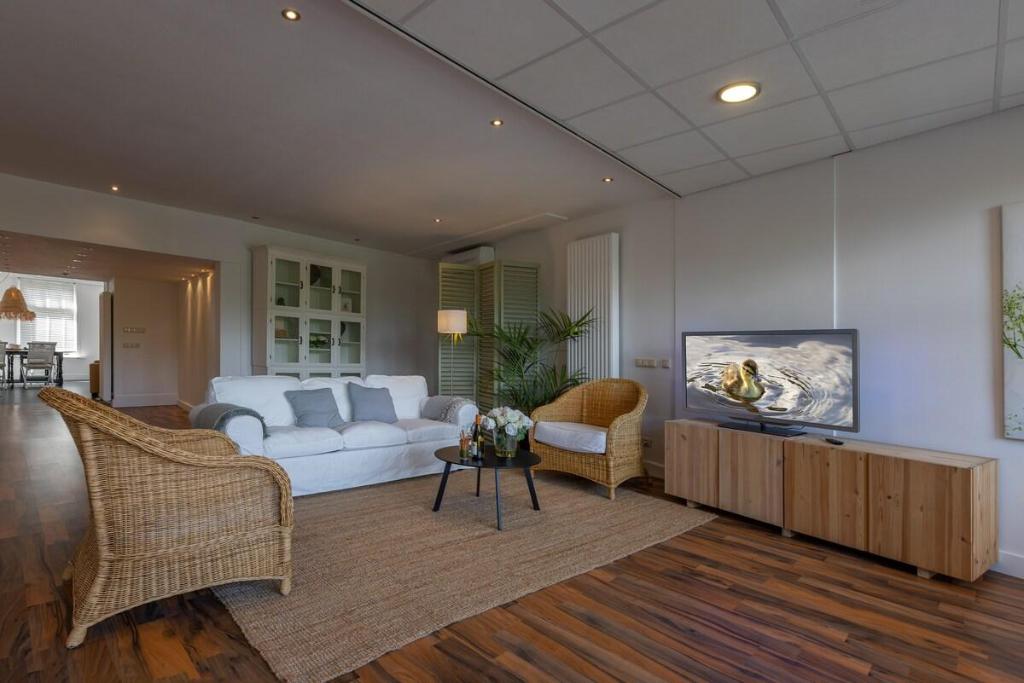 Peulenstraat 224 — 4-Star Luxury Hotel in Bleskensgraaf, Netherlands