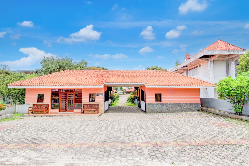 Collection O Stasiun Pekalongan Near Stasiun Kereta Api Formerly Hotel Indah in Pekalongan, Indonesia