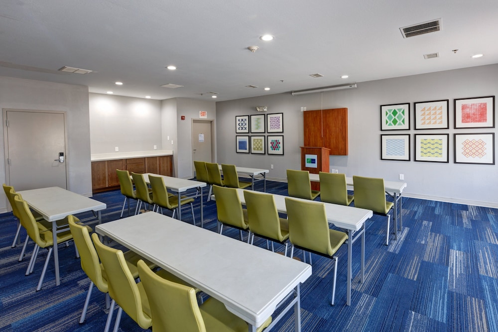Holiday Inn Express & Suites Shelbyville Indianapolis by IHG - photo 53