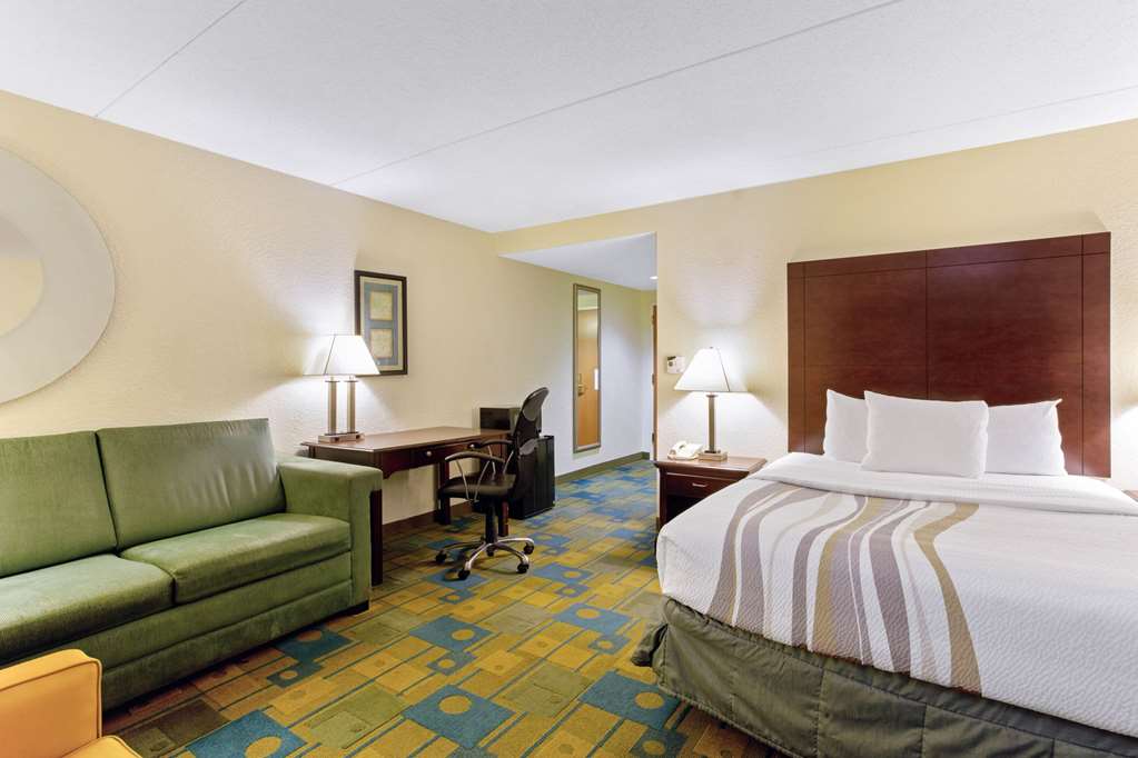 La Quinta Inn & Suites by Wyndham Boston Somerville - photo 21