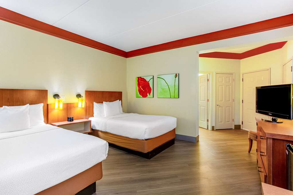 La Quinta Inn & Suites by Wyndham Raleigh Crabtree - photo 14