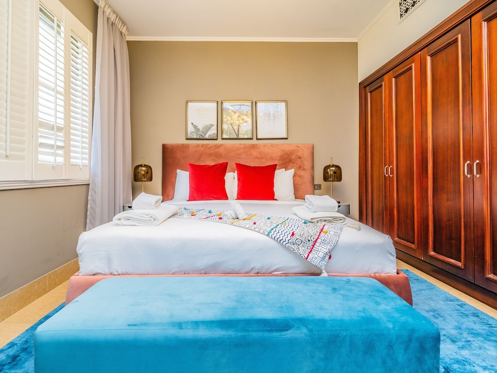 Colorful Apartment near Dubai Mall with Balcony — 4-Star Luxury Hotel in Dubai, United Arab Emirates