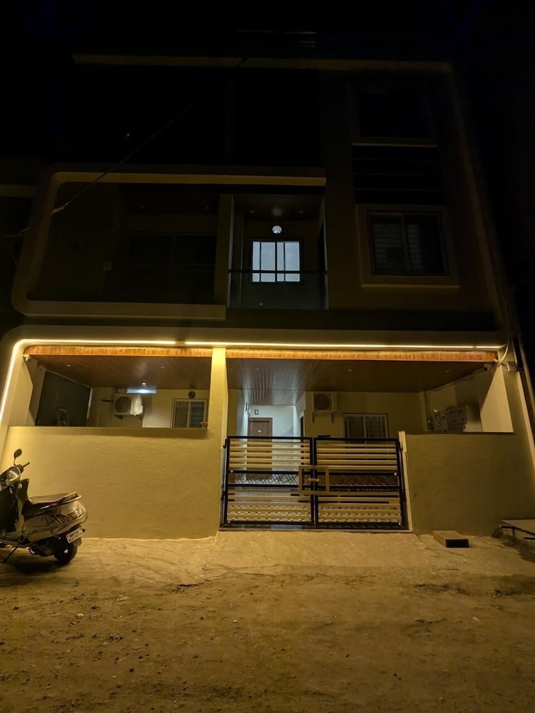 The Cozy Stay - last minute hotel in Indore