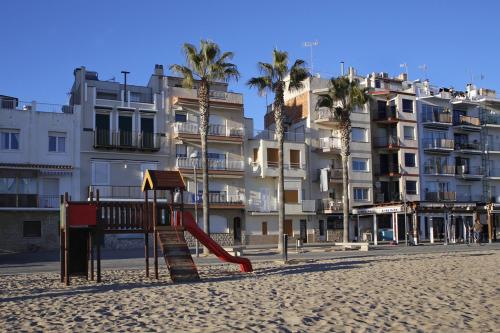 AT076 Planta baja en 1ra línea del paseo marítimo — Torredembarra — photo 3