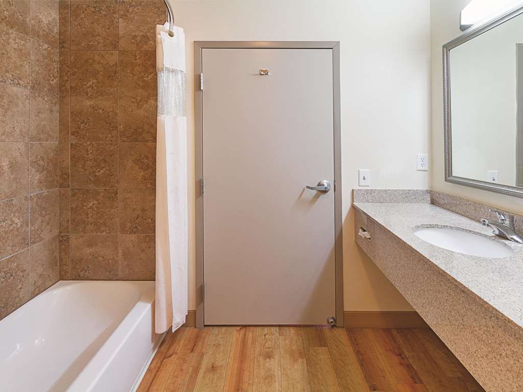 La Quinta Inn & Suites by Wyndham Glen Rose - photo 22