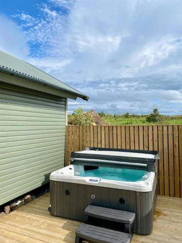 Bright Cabin close to RVK w Hot Tub