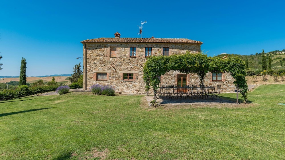 Podere Collelungo 14 Emma Villas — 4-Star Luxury Hotel in San Casciano Dei Bagni, Italy