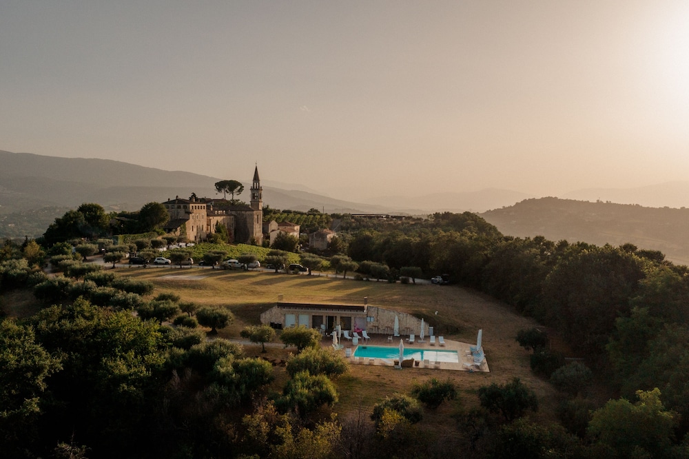 Castello di Semivicoli — 4-Star Luxury Hotel in Casacanditella, Italy