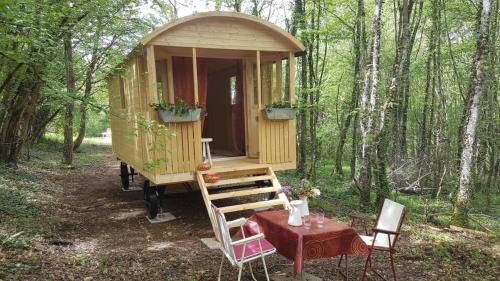 Lovely shepherds hut in chauminet - carbon neutral hotel in Unknown City