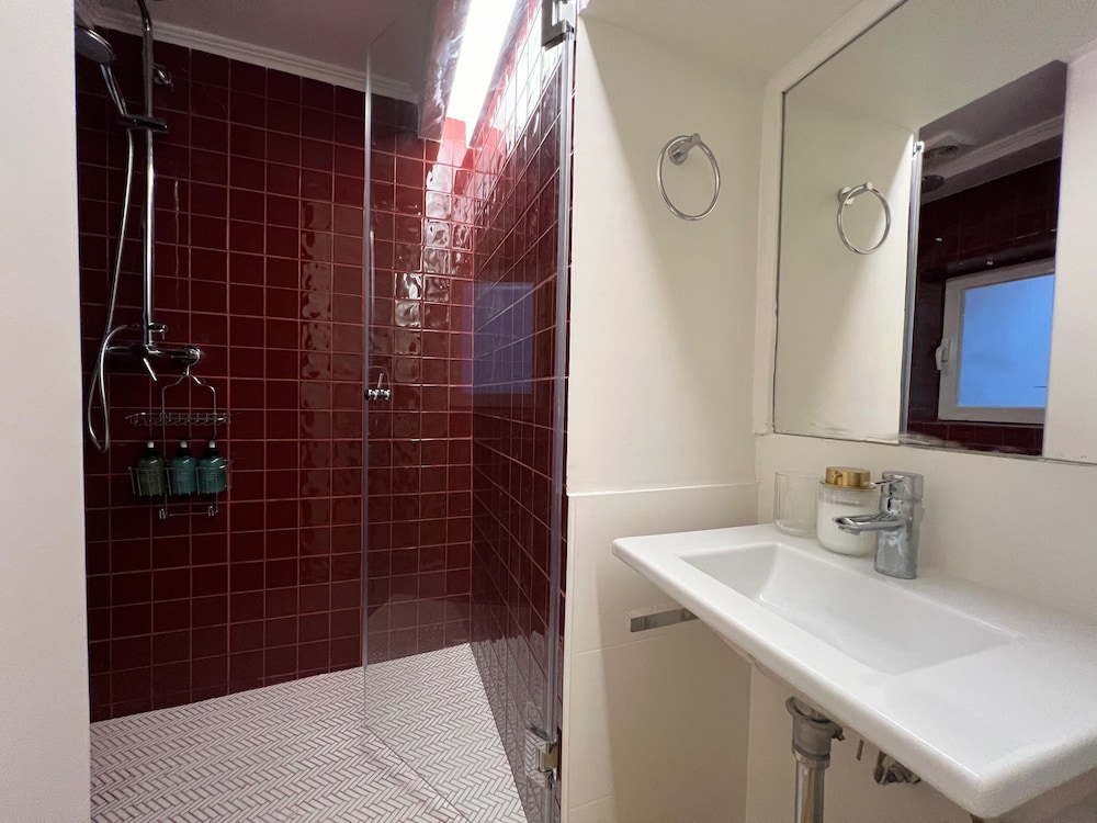 Designer Retreat Newly remodelled 1 bedroom apt — 4-Star Luxury Hotel in Lisbon, Portugal