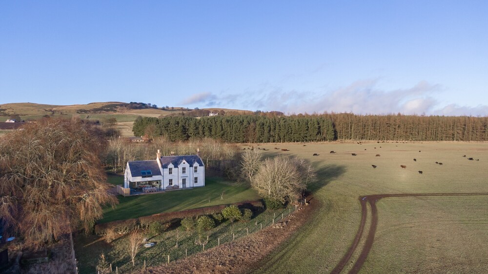 Greenmyre Farmhouse with Hot Tub — 4-Star Luxury Hotel in Kirriemuir, United Kingdom