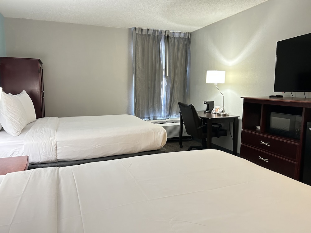 Clarion Inn & Suites Grand Rapids Airport - photo 35