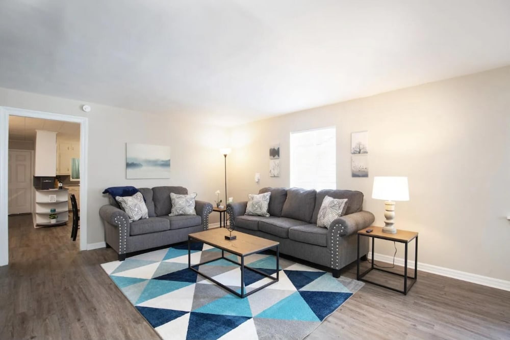Spacious 4BR Home with 2 Baths & Fun Game Room — 4-Star Luxury Hotel in Birmingham, United States